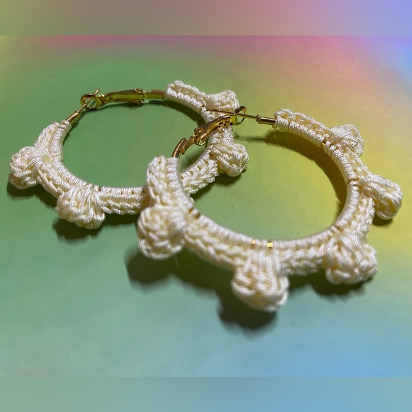 CROCHET SHELL HOOP EARRINGS- CREAM - Picture 2 of 3